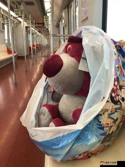 外出佩戴小玩具坐地铁的别样体验