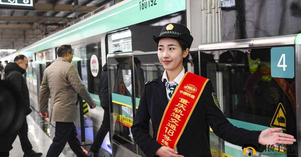 检票员按尺寸引导乘客上车