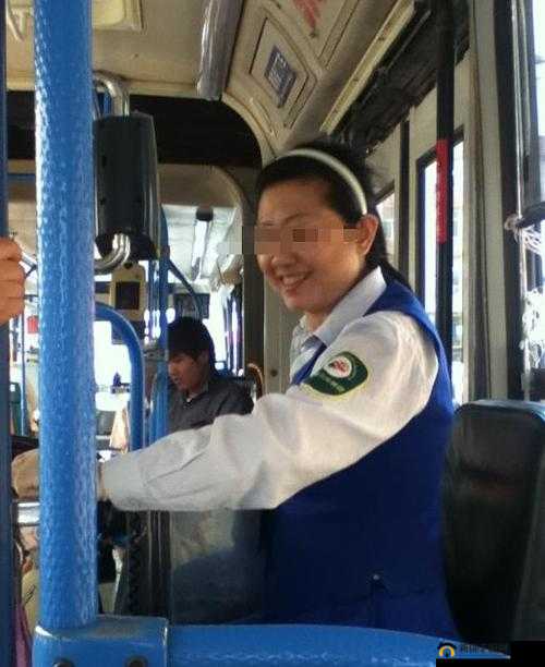 公交车上：售票员 b 检票引争执