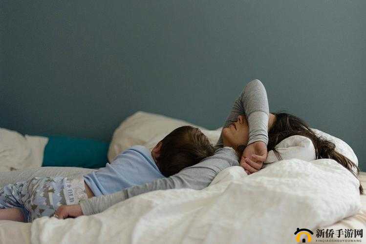 半夜装睡配合孩子趴趴：亲子间的温馨瞬间