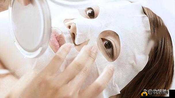 一个在上吃一个在下面敷面膜：奇妙场景