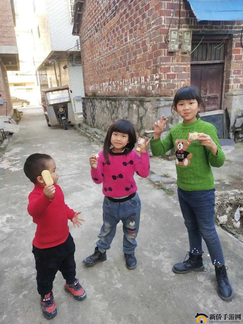 小孩子半夜起来给姐姐吃吧真有趣