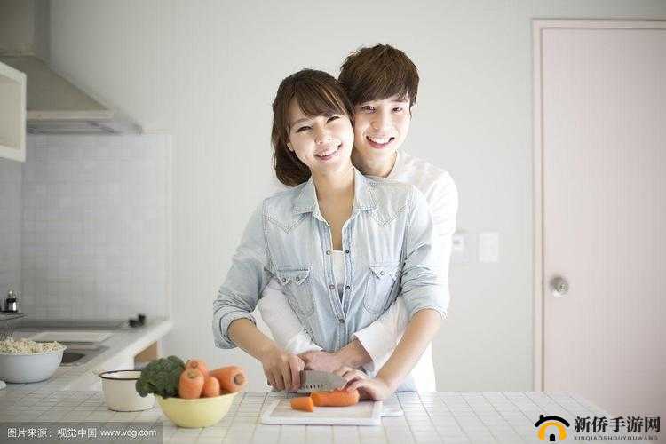 老公抱着我在厨房做饭：温馨时刻