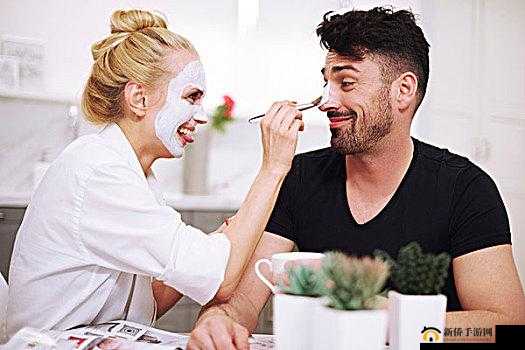 一对情侣的奇妙护肤体验：一个在上吃，一个在下面敷面膜