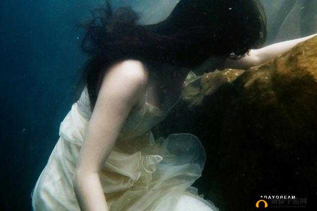 天生会鲤鱼吸水的女孩：水中的灵动之美