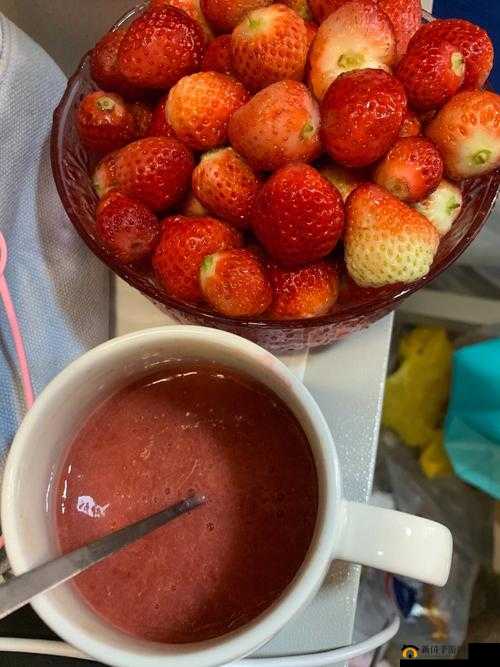 如何将草莓放在小洞里榨汁
