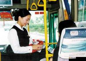 小镇公交车售票员按尺寸大小坐车引争议