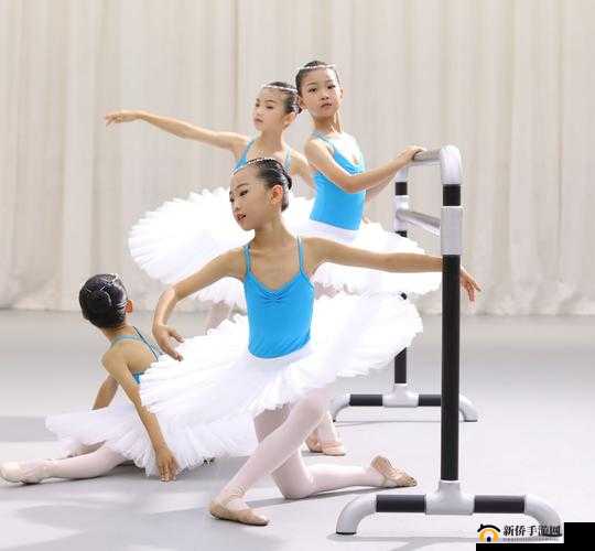 舞蹈生带着小玩具练芭蕾：独特的训练方式