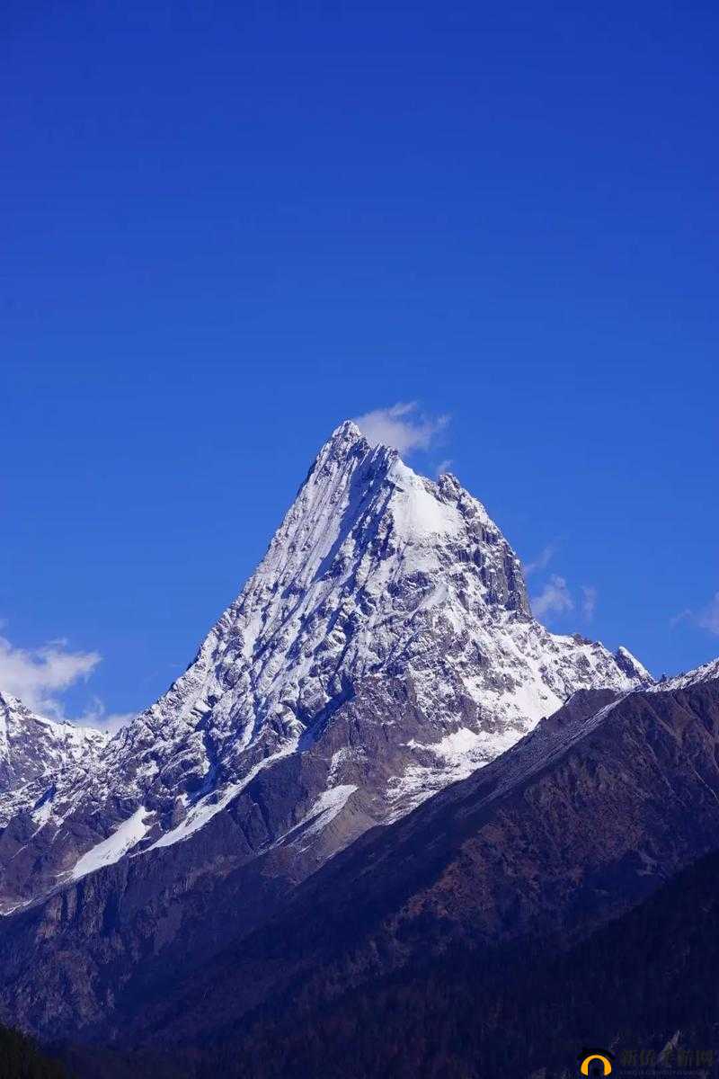 高耸的雪峰衬着巨大的蓝天对吗：景色之美