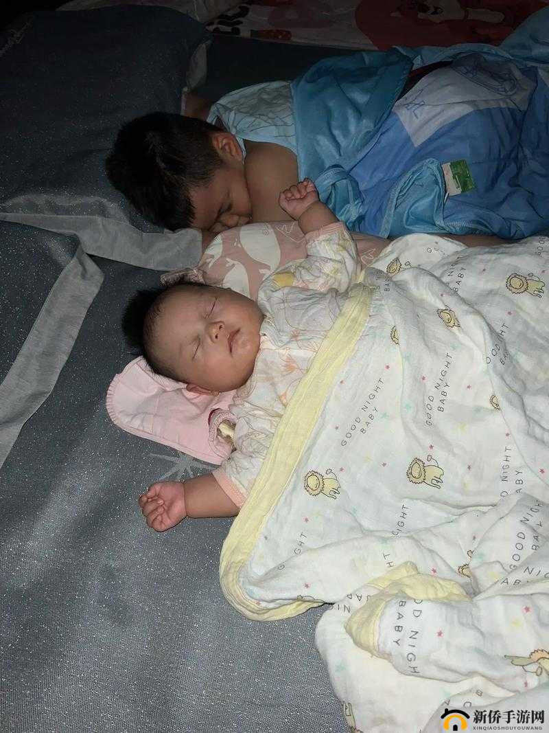 一小孩半夜喂女孩吃困吧：温馨有爱场景