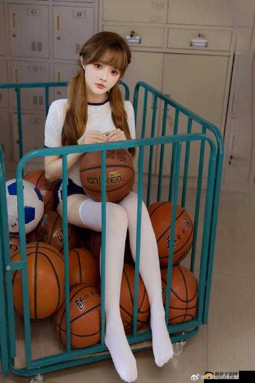 校花穿白丝在教室呻吟：一段引发争议的视频