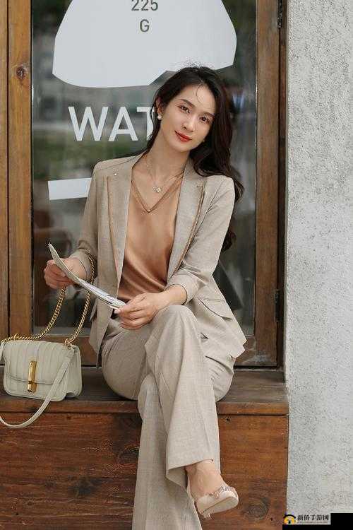 被两个老总前后夹击爽，职场别样刺激经历