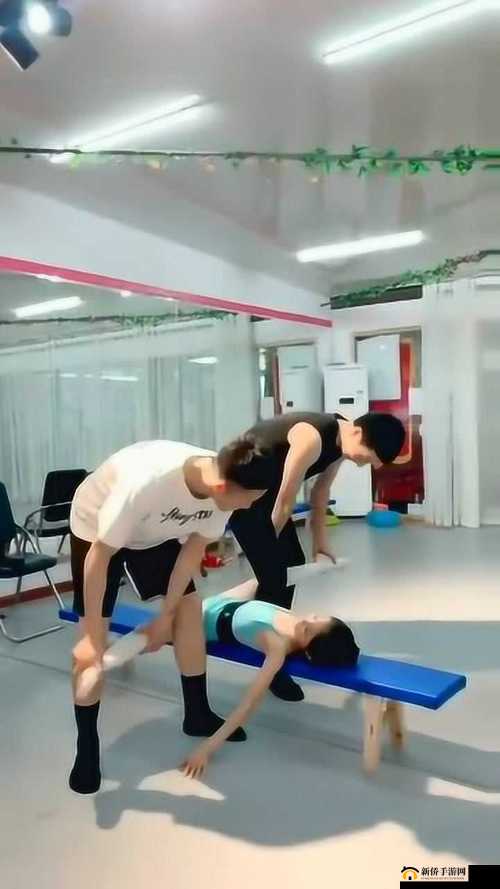 舞蹈女生用肢体语言帮男生释放压力