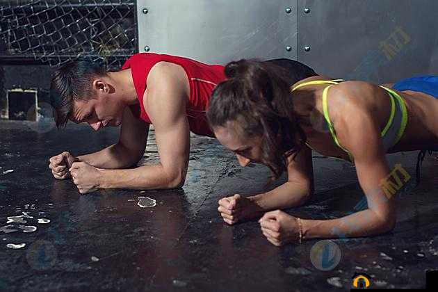 男女上下拱 120 秒：健身新挑战