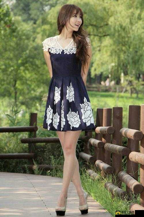 八月婷婷：绝美少女的夏日风采