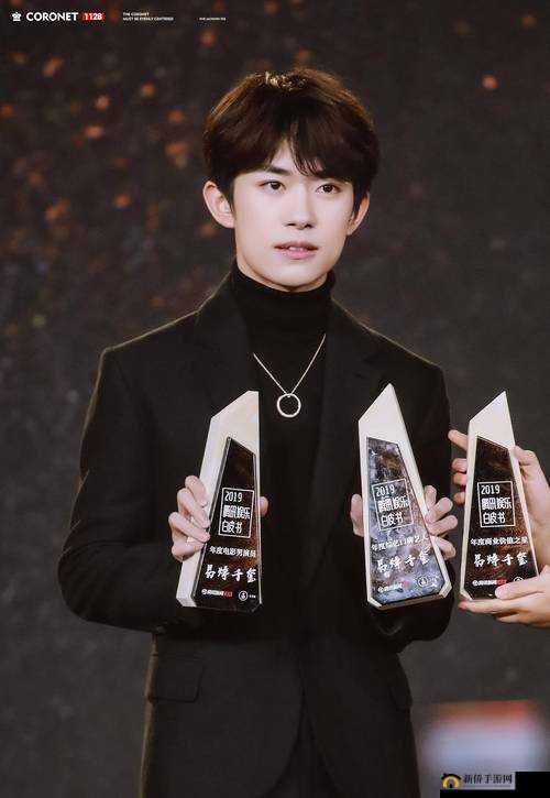 易烊千玺：华鼎奖最佳男主提名背后的努力与光芒