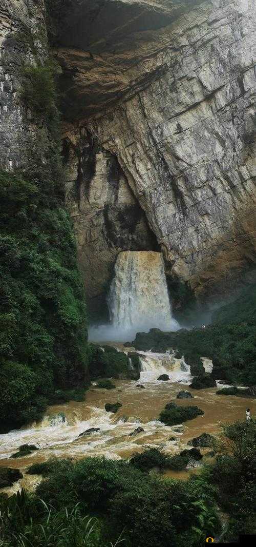 洞内泉淙淙与洞外草萋萋的独特景致