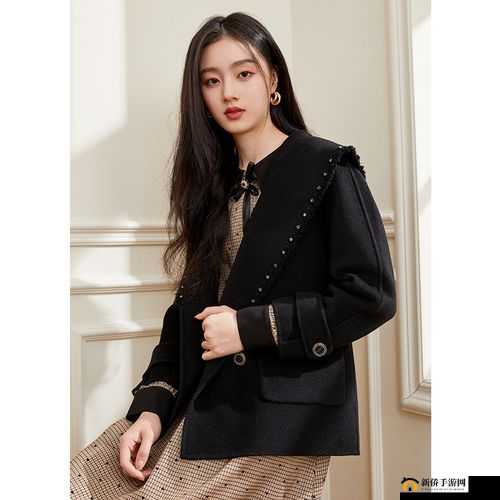 秋水伊人 2024 黑色毛呢外套：时尚经典之选