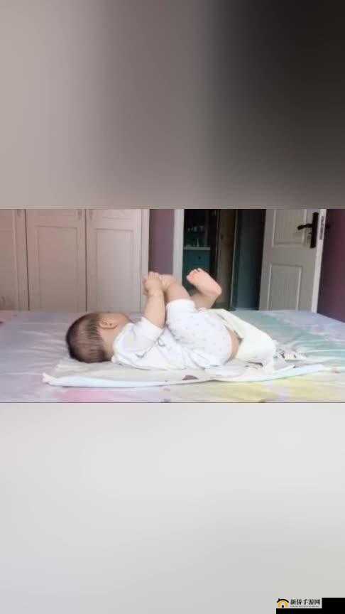 宝宝把腿抬起来靠墙上：这是在干什么