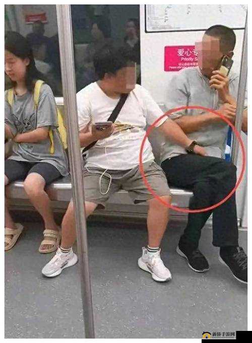 男人互摸私密视频曝光引发热议