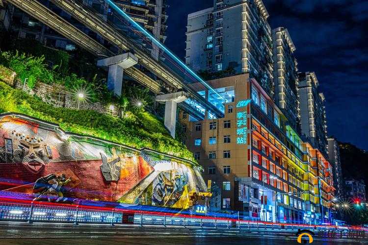 重庆轻轨穿楼奇观震撼之旅：探秘重庆轻轨穿楼最佳观赏地