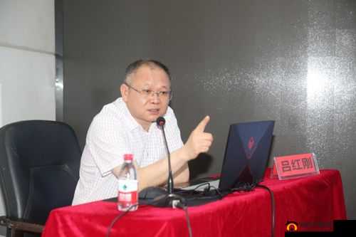 吕红刚推开门听见什么