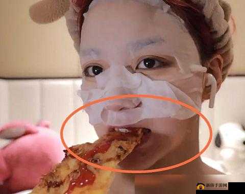 一个在上吃一个在下面敷面膜：奇妙场景展现