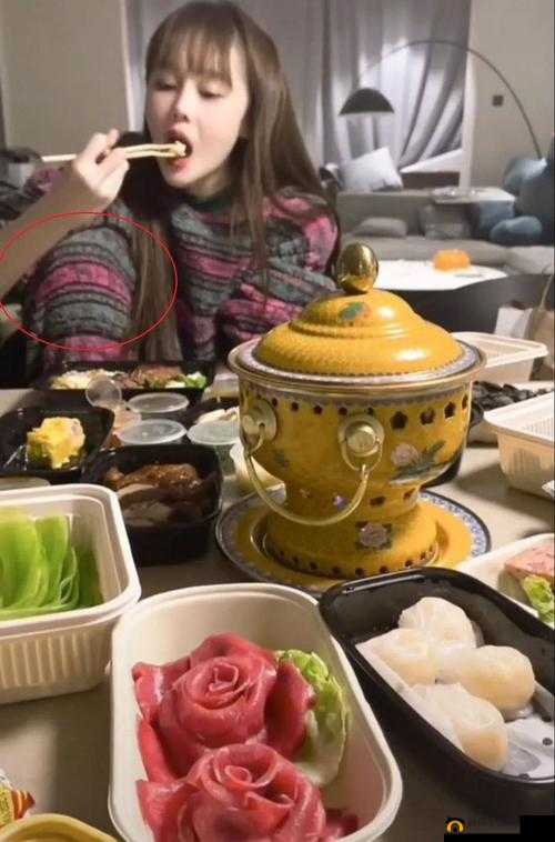 饭桌上张开腿公看欧美片：私密场景引关注