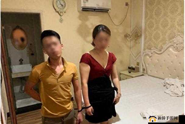 大妈与 19 岁小伙在家约会：一场不寻常的相聚