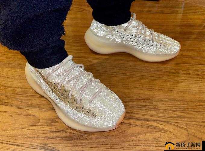 Yeezy-380 蜜桃粉与白色：梦幻配色，打造甜美时尚