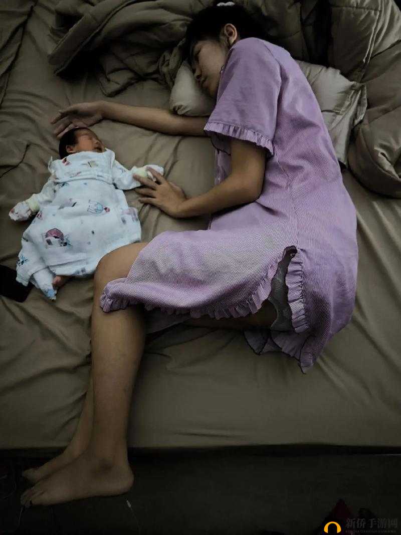 一小孩半夜喂女生吃困吧：温馨有爱画面