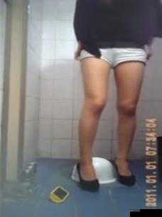 靓女偷窥：女厕中的浓密毛
