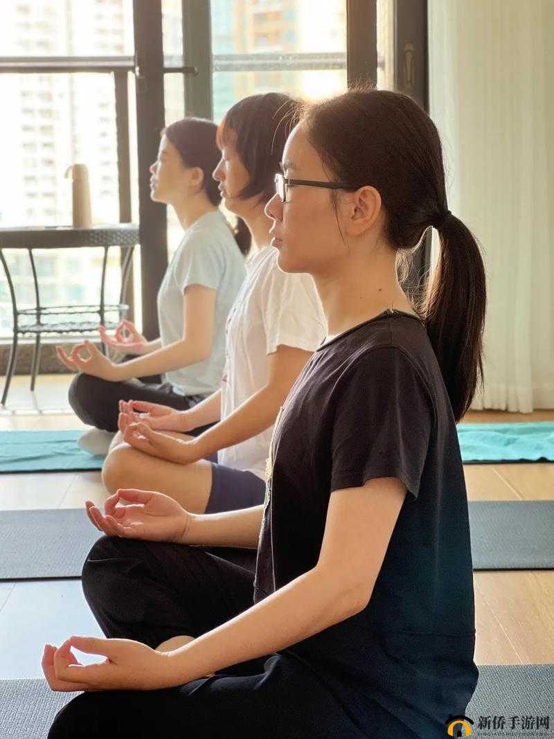 瑜伽老师齐悦在瑜伽室做什么：探索身心平衡之旅