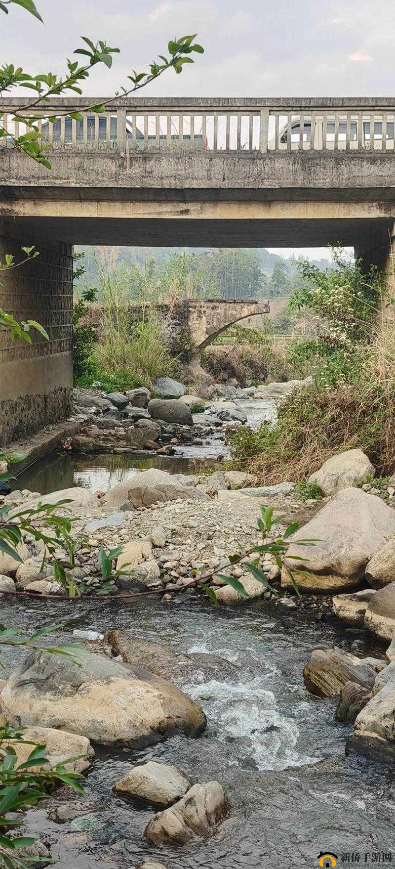 两峰夹小溪地湿又无泥：自然奇景与诗意的完美融合
