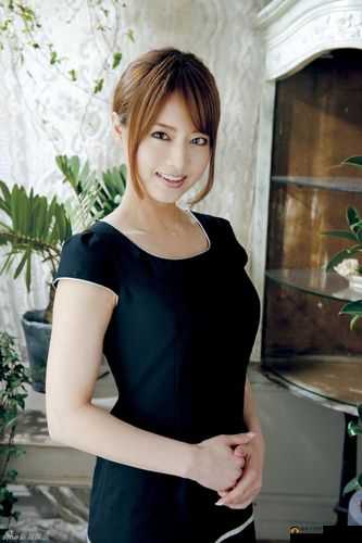 吉泽明步露点全纪录：日本 AV 女优的成名之路