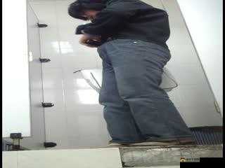 电子厂厕拍极品：这种行为极其不道德且违反法律应予以严惩