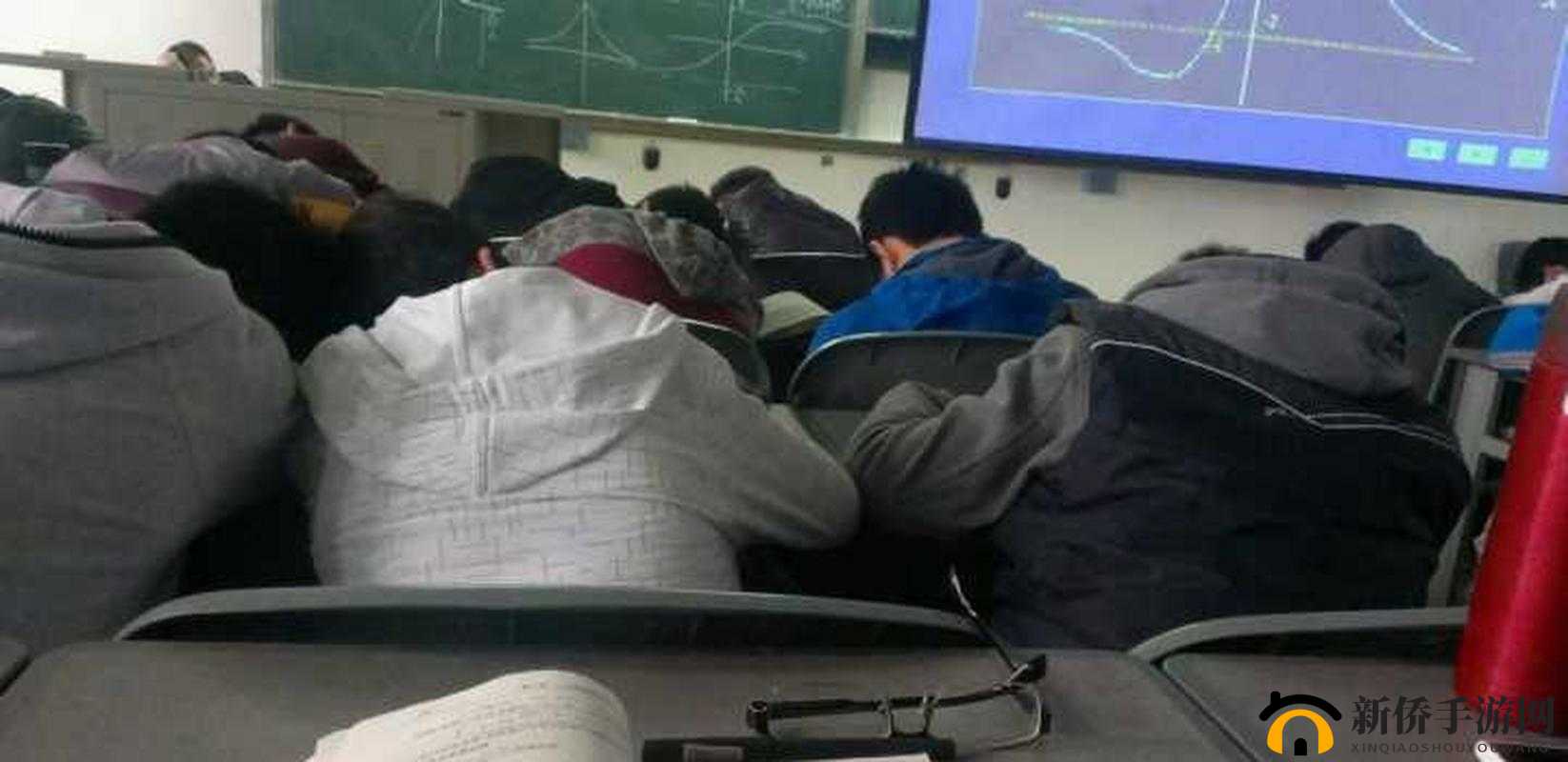 在上课情境中那难以抑制的轻声嗯啊