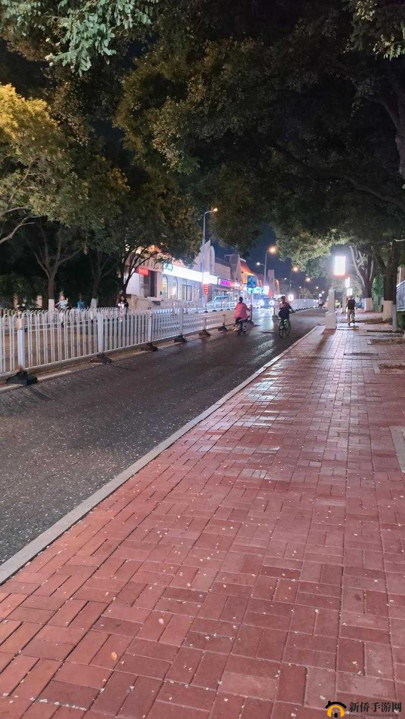 外勤中突然下雨麻妃：遭遇意外降雨后的艰难坚守