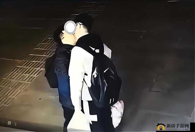 两个男生互相亲吻原声音：一场打破常规的情感表达