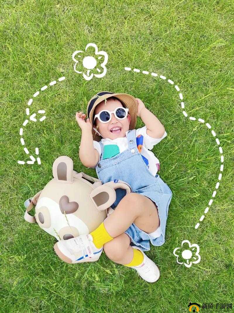 宝宝把脚抬高看镜子：可爱模样引发的有趣瞬间