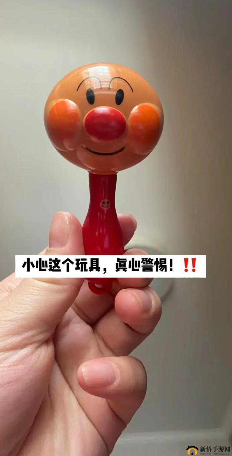 外出佩戴小玩具被传封禁：事件背后真相究竟如何