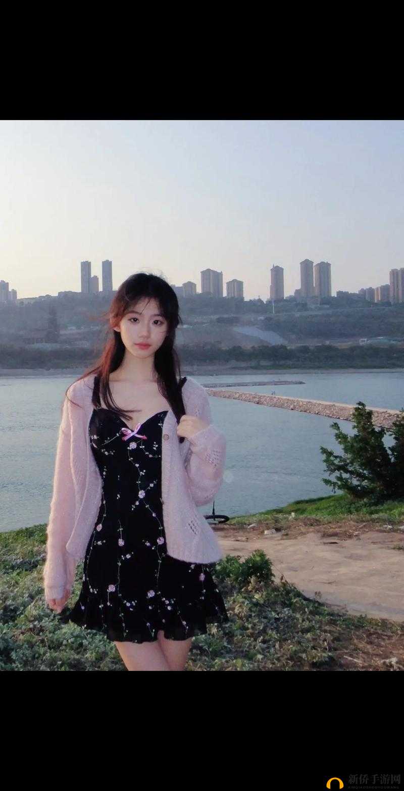 女大学生夏晴子的甜蜜爱情故事：与男友的浪漫双飞之旅