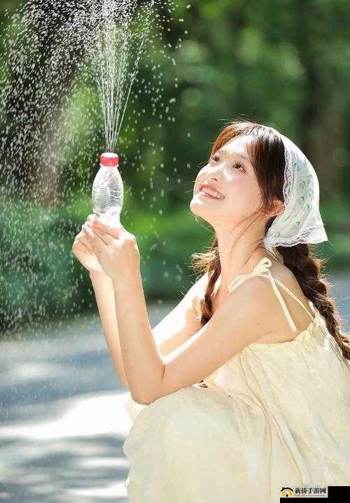 美丽少女灵动喷水场景令人陶醉