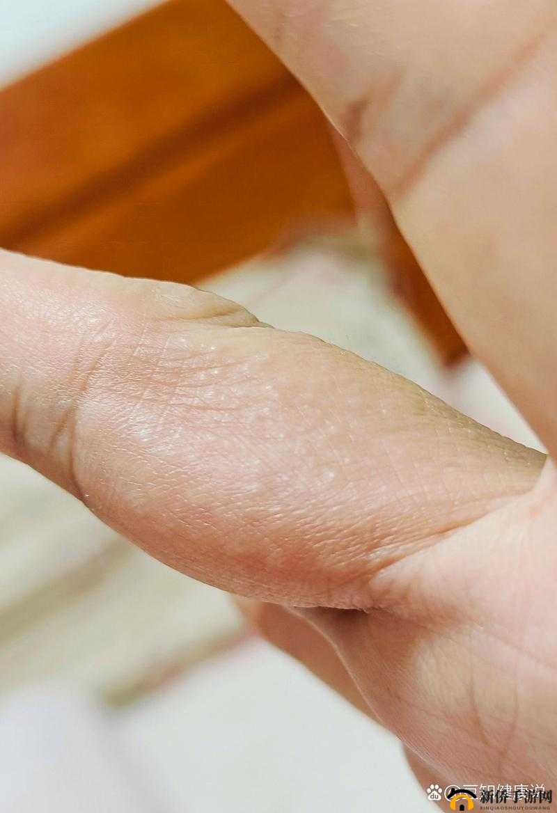 手指划入缝隙挖水：一种独特的行为动作及其背后的意义探讨