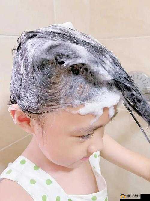 宝宝如何乖乖让爸爸洗头？爸爸带娃秘籍：让宝宝爱上洗头的亲子互动技巧分享