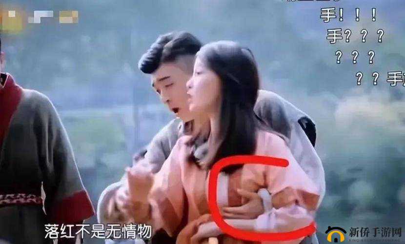 两个男生正在进行一种私密行为，其中一人将私密部位塞进另一人的嘴里