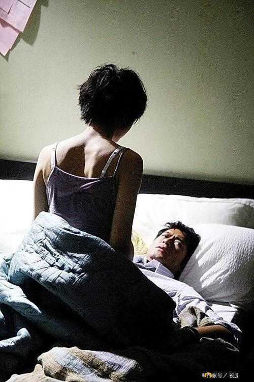 男生女生在一起嗟嗟嗟：青春时光的美好互动