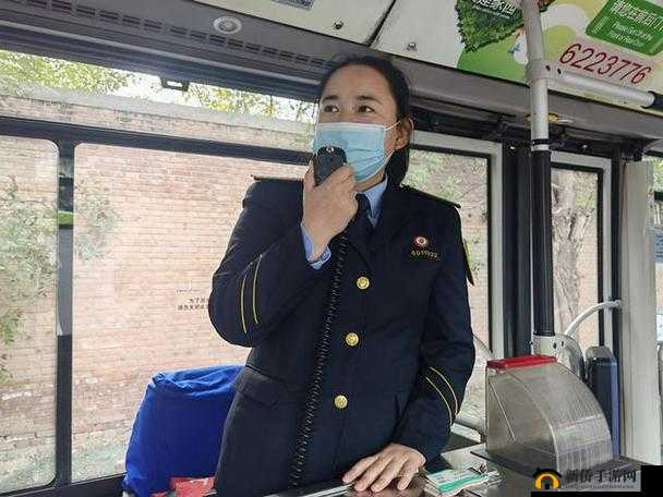 混乱小镇公交车售票员用自己的方式守护乘客出行