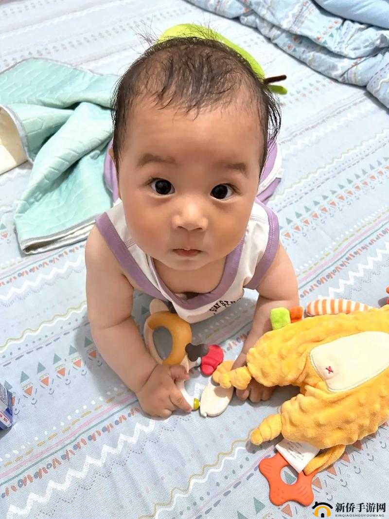 宝宝才两根手指就哭了：小小宝贝为何如此脆弱