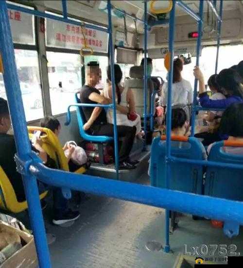 公交车上进进出出：乘客们的日常出行百态